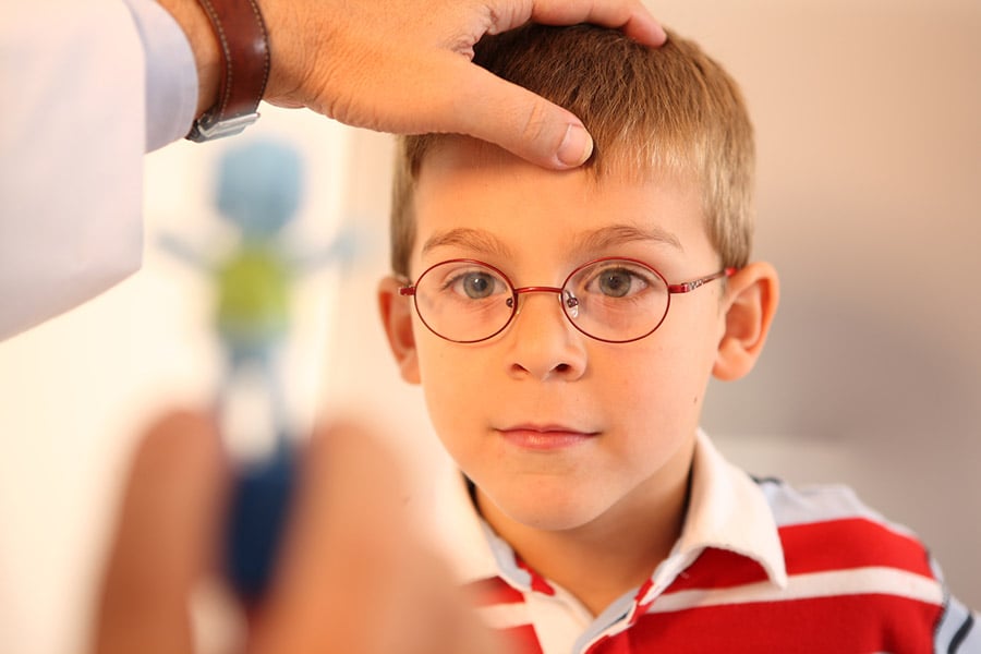 examen de ambliopía a un niño