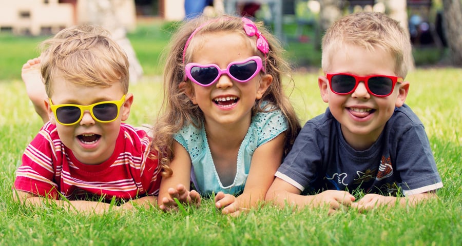 niños con gafas de sol